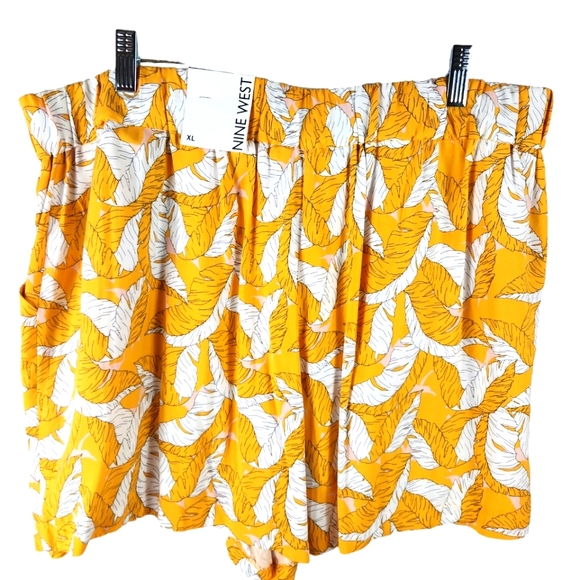 Nine West Pants - NWT, Nine West, woman's yellow and white floral print shorts. Sz XL